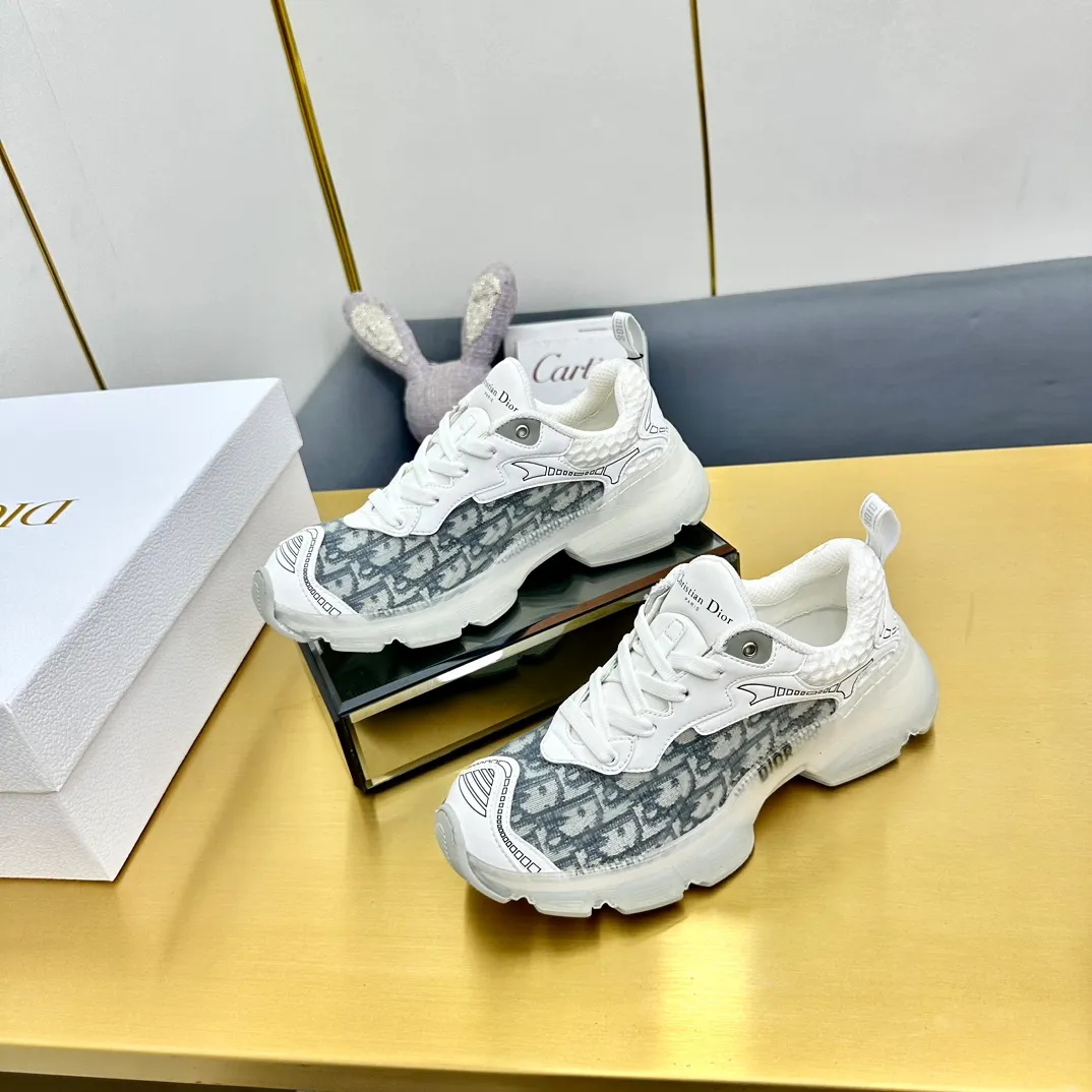 👟👟Ex-factory price 700👟👟 Top version 🌟🌟Dior 2024 spring and summer catwalk new style Vibe iconic fashion modern sports dad shoes CD letter logo Oblique printed pattern lace-up color-blocking thick-soled running shoes Stars' same jelly color casual women's shoes The top high-end version on the market Material: The upper is made of special technology with mesh fabric spliced with metal cowhide + environmentally friendly breathable fabric lining + original molded Tpu combination outsole. Bottom thickness: 4CM Size: 35-40 standard code (34.41 customization is not returnable)